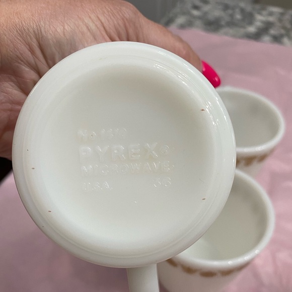 VINTAGE 1970’S SET OF 4 PYREX MILK GLASS MUGS WITH BUTTERFLY PATTERN D HANDLES - Picture 13 of 14